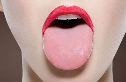 【康】女性舌苔发白是什么原因?平时要多吃这个来改善