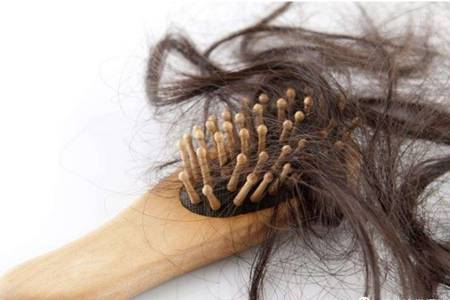 女性大把掉头发是什么原因,找准脱发六大解决方法