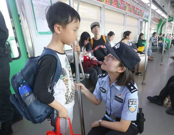 杨家坪站女民警 两年“捡”到45个孩子