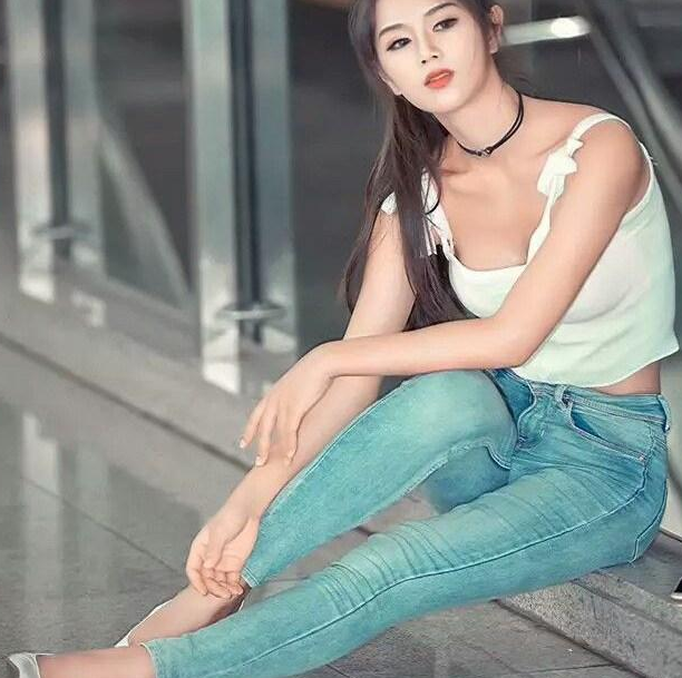 简约自然的牛仔裤，更加突显身材！
