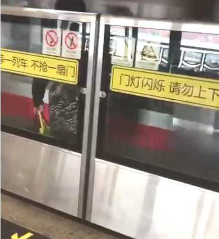 女子被夹地铁屏蔽门和车厢 情况真的是十分危险