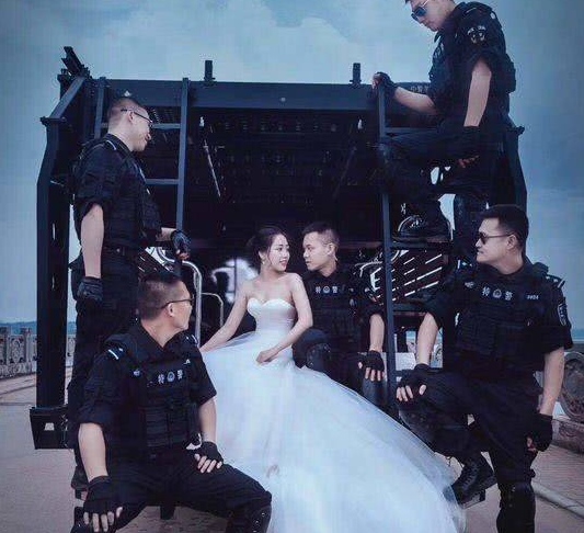 绵阳特警夫妻穿警服拍婚纱照 温馨又特别