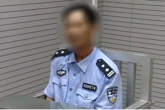 男子因制服情节穿警服上街 警方表示：不接受“撞衫”