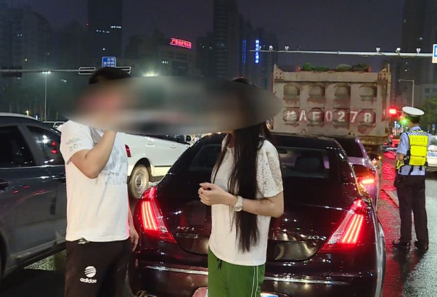 捷豹怼上奔驰 协商不成反动手打人