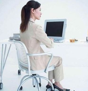 女性在工作時久坐，傷害身體最深最容易忽視的是這個地方