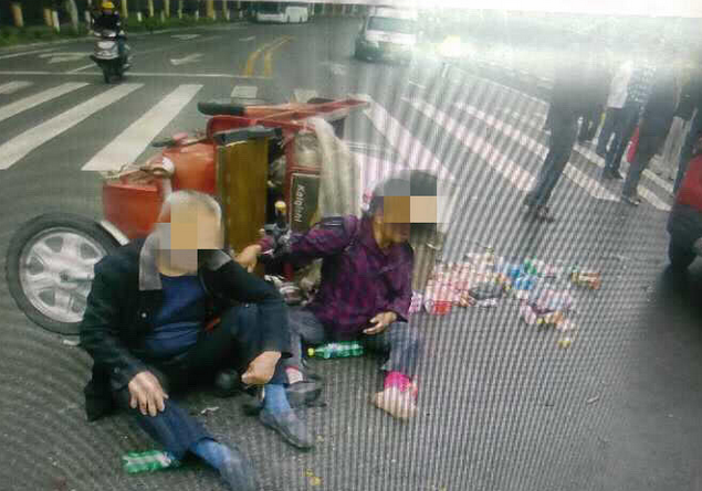七旬大爷闯红灯逆行被撞 反抱怨对方不让行