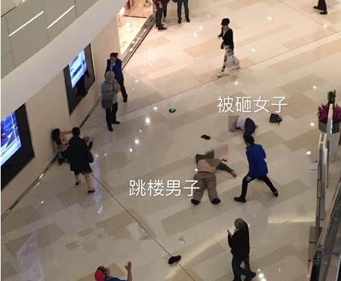 男子商场跳楼砸伤路人 责任应如何承担？