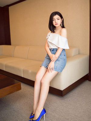 衬衫短裙的陈妍希，足足的女神范儿