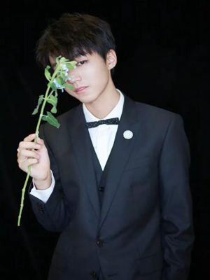 现在当明星助理福利那么好，王俊凯助理和王俊凯多次穿同款