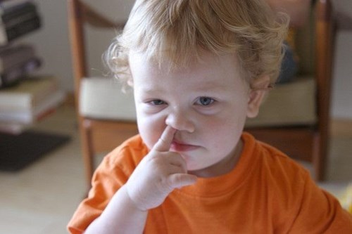 孩子为什么爱抠鼻子，可能是因为这些原因
