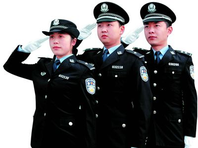 民警休假吃火锅也能抓到逃犯，网友：厉害了，我的警察叔叔。