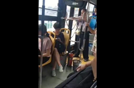 公交车上未回应老人让座要求 遭遇老人大骂