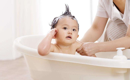 夏天給寶寶洗澡，媽媽們需要注意什麼?