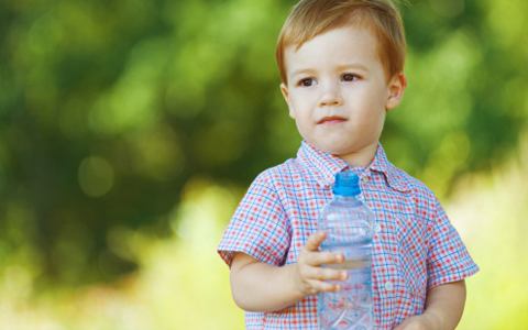 寶寶也怕熱，夏天還要喝熱水嗎？