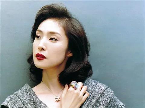女人五十不结婚，天海佑希仍然活得像女王