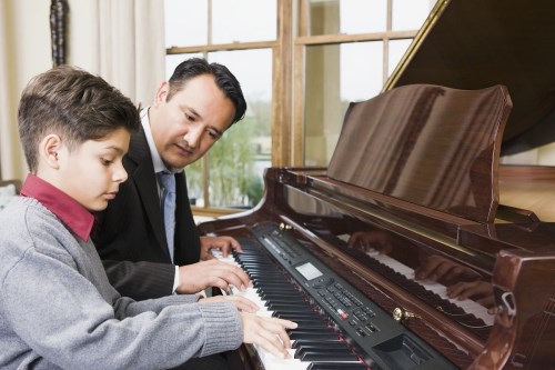 你特别羡慕会弹钢琴的人？但是也不要这样去伤害你的孩子