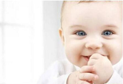寶寶總愛含著自己的手，這是個壞習慣嗎？