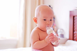 小宝宝多喝水有弊无利，你还在喂水