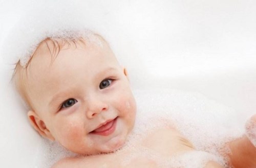你都是怎么帮你的孩子洗澡的？需要注意这2件事情