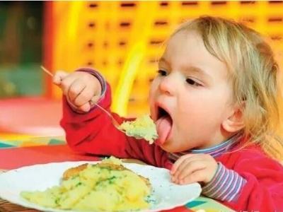 该怎么让你孩子学会自己吃饭？可能你需要把握好合理时机