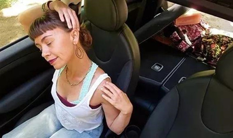 車上也能瑜伽？長途坐車的女生有福啦