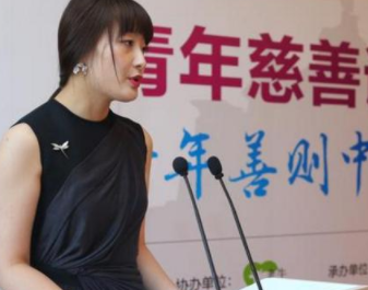 她是还没有嫁人的千亿资产继承人，父亲现在帮她征婚！