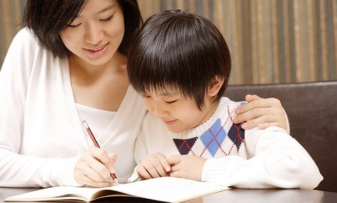 妈妈应该怎样正确的陪孩子做作业？这些建议带给你