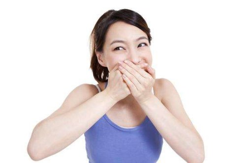 女性常在早上起床发现嘴巴这种情况？可能是肠胃出现问题