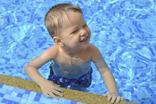经常看到很多孩子夏天游泳？原来是因为游泳有这些好处