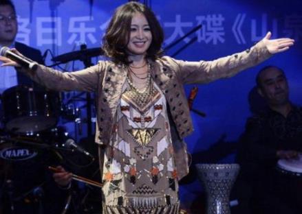 她是“中国女性摇滚第一人”，情感坎坷，现出了自传也发了新歌！