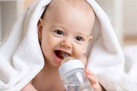 宝宝补充水分，究竟要喝多少水才够