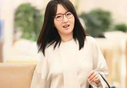 楊鈺瑩47歲了，還學人家20多歲小姑娘穿搭，遭到網友的吐槽