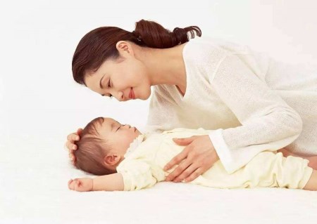 寶寶哭鬧那就是喂奶哄睡？其實這種方式雖然有效但卻不好