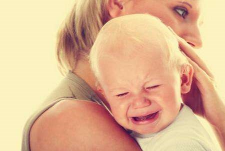 不少人在宝宝大哭时这样去哄？妈妈千万不要这样做会害了宝宝
