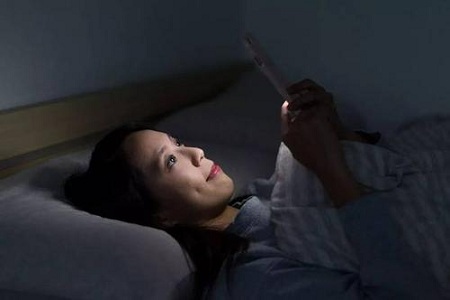 躺著玩手機對於眼睛的後遺症到底有多嚴重？