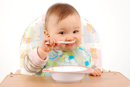 宝宝总是含饭不咀嚼，妈妈如何让孩子爱上吃饭
