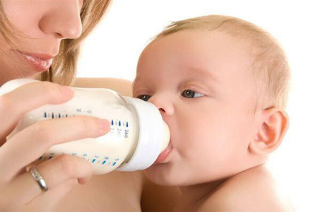 为什么新生儿喝完奶总是从嘴里流出