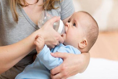 婴幼儿也会缺水 新手妈妈们是否知道每天宝宝要喝多少水？