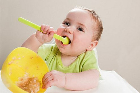寶寶吃飯不專心，媽媽需要這三個辦法來改變