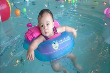 嬰兒遊泳好處多，但是也需要注意這些情況