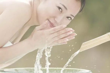 缺水肌膚易老易過敏，日常護膚幫女生實現嫩白