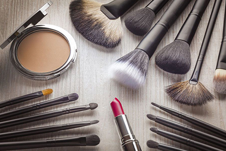 想要妆化得美，常用的化妆工具你得清洗干净