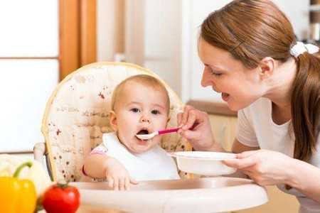 母亲喂好不如教好，孩子学会自主吃饭促进发育