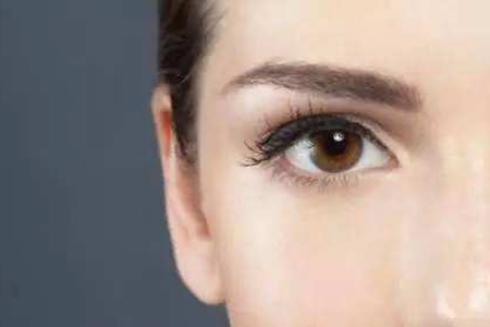 眼部保養使用眼霜效果最佳，但不是傳說中到了一定年齡才能用