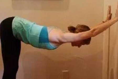 幾款瑜伽體式幫助女性朋友改善駝背，恢複氣質