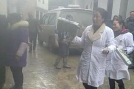 女子烤火中毒身亡始末，3岁女儿独自守候一天半