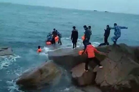 海军跳冰海营救轻生女子，女子因感情不顺舍生不值得