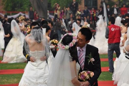 钟情妄想还是恶作剧?清华教授被结婚，女大学生有何目的