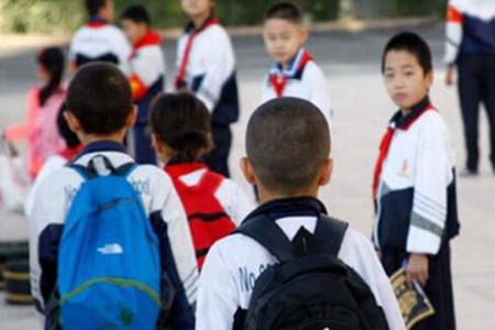 小学生换座抓住爱情，网友：这才是纯爱啊，自叹不如