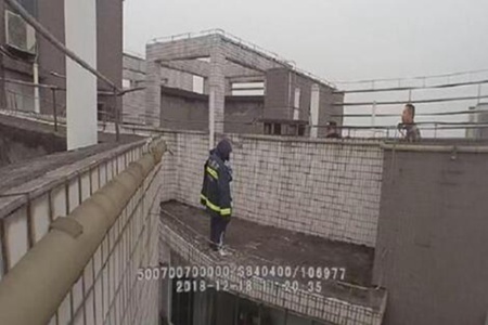 民警晒女儿救人什么情况?网友点赞：机智有爱心